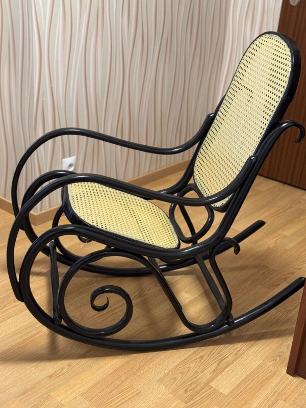 Fotel bujany ratanowy PRL