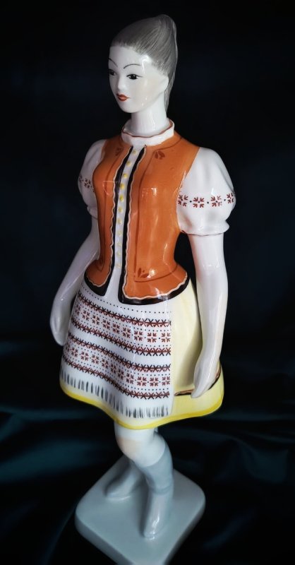 Porcelana Hollohaza: dziewczyna w stroju ludowym - 01 Porcelana Hollohaza: dziewczyna w stroju ludowym - 01