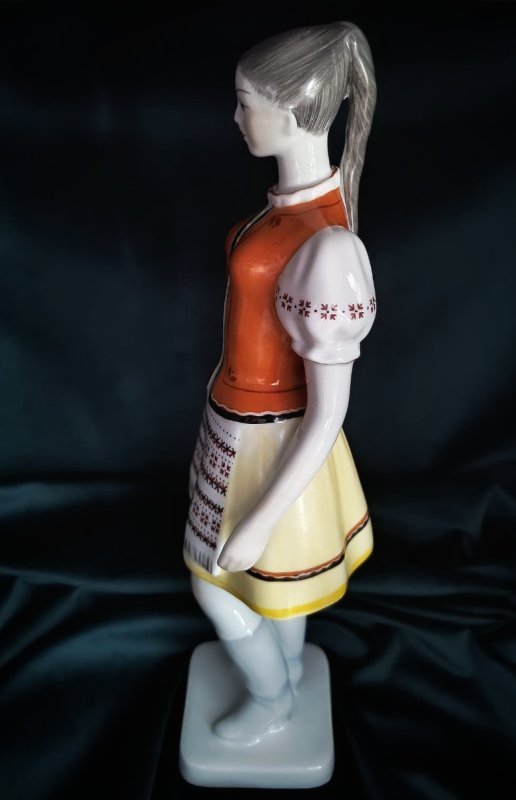 Porcelana Hollohaza: dziewczyna w stroju ludowym - 02 Porcelana Hollohaza: dziewczyna w stroju ludowym - 02
