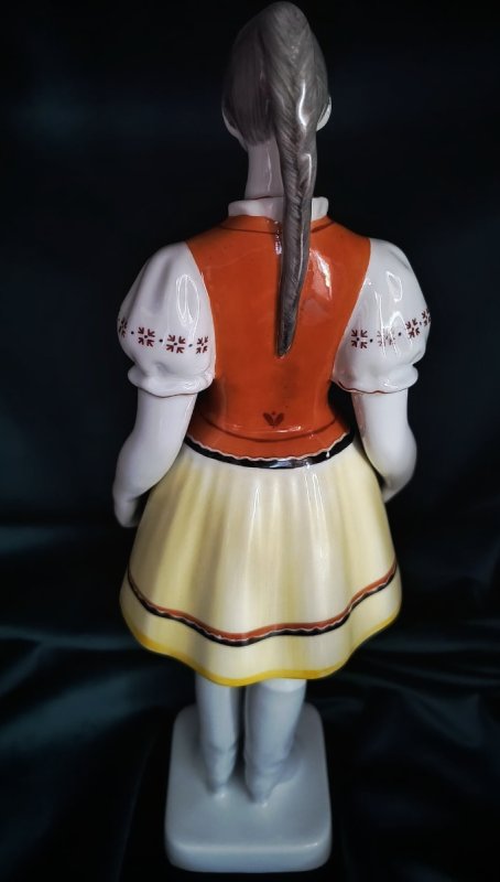 Porcelana Hollohaza: dziewczyna w stroju ludowym - 03 Porcelana Hollohaza: dziewczyna w stroju ludowym - 03