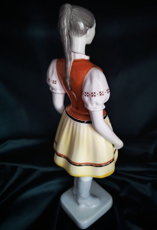 Porcelana Hollohaza: dziewczyna w stroju ludowym - 04 Porcelana Hollohaza: dziewczyna w stroju ludowym - 04