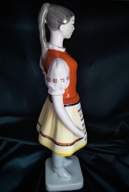 Porcelana Hollohaza: dziewczyna w stroju ludowym - 05 Porcelana Hollohaza: dziewczyna w stroju ludowym - 05