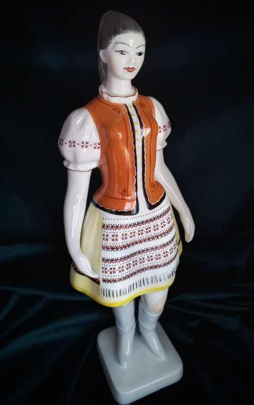 Porcelana Hollohaza: dziewczyna w stroju ludowym - 06 Porcelana Hollohaza: dziewczyna w stroju ludowym - 06