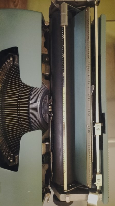 Maszyna do pisania Olivetti Lettera 32 - 01 Maszyna do pisania Olivetti Lettera 32 - 01