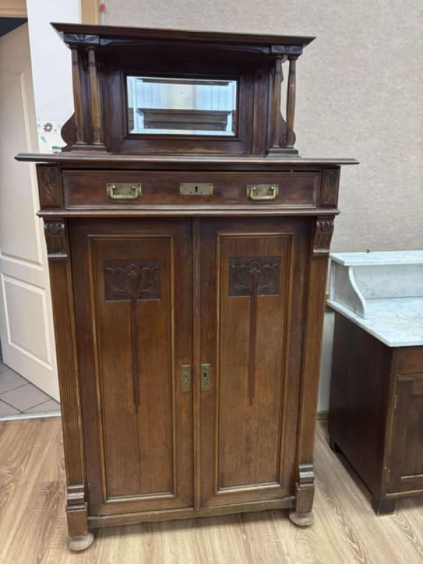 Piękna Zdobiona Bieliźniarka/Komoda z Lustrem