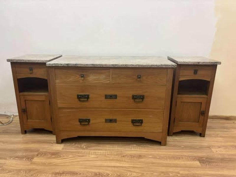 Stylowa Drewniana Komoda Wraz z Dwiema Szafkami.