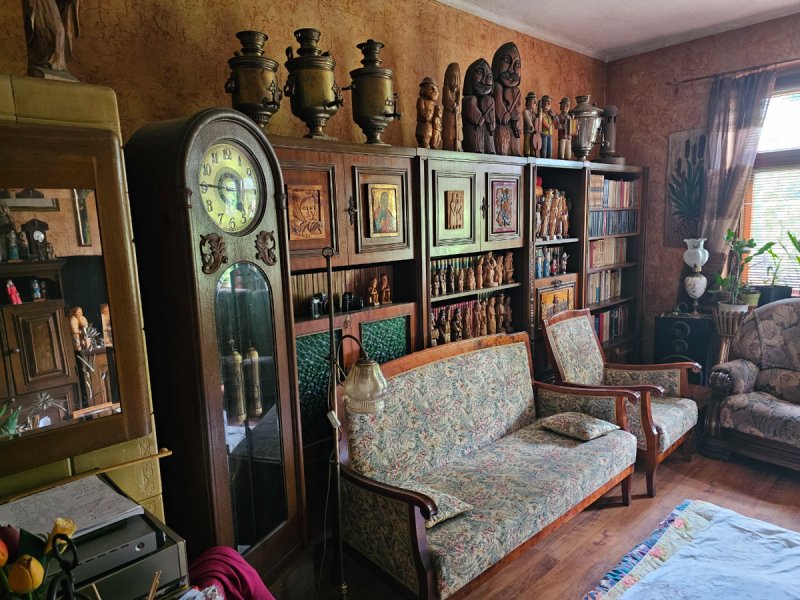 Kolekcja antyków,m.in. zegary, meble, maszyny do szycia