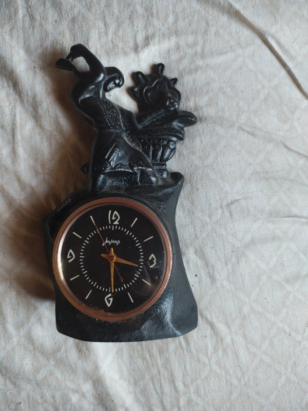 Żeliwny radziecki zegar