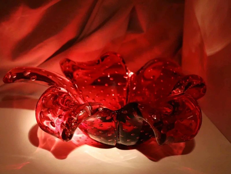 Żurawinowa patera murano wykonana w technice bulli