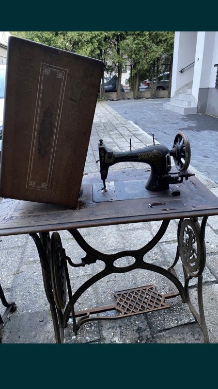 Zabytkowa, stara maszyna do szycia SINGER