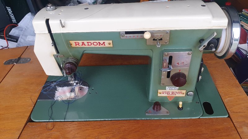 Maszyna do szycia RADOM 432 w szafce