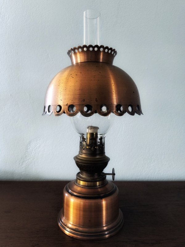 Lampa naftowa miedziana Kosmos Brenner z poł. XX w