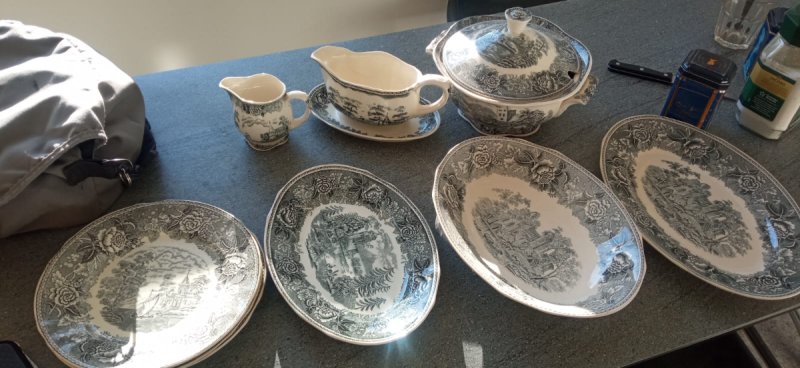 Witam chciałbym sprzedać taki zestaw porcelanowy