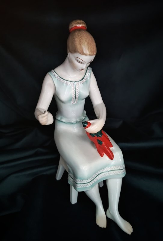 Hollohaza porcelana antyczna dziewczyna z papryką