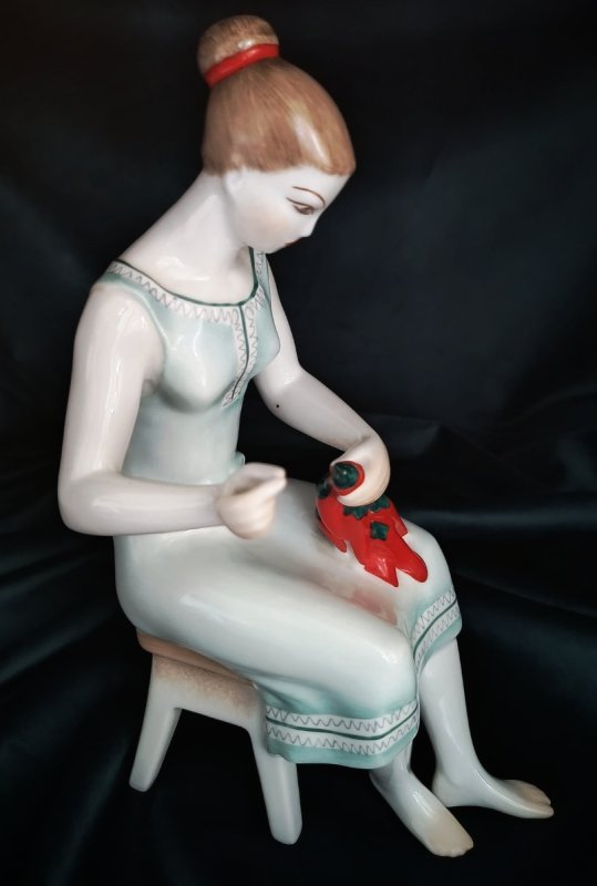 Hollohaza porcelana antyczna dziewczyna z papryką - 01