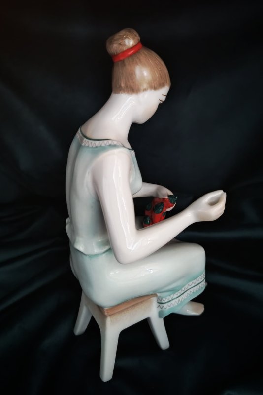 Hollohaza porcelana antyczna dziewczyna z papryką - 02