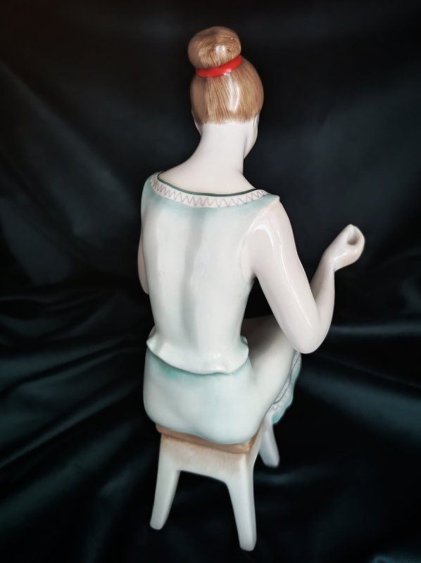 Hollohaza porcelana antyczna dziewczyna z papryką - 03