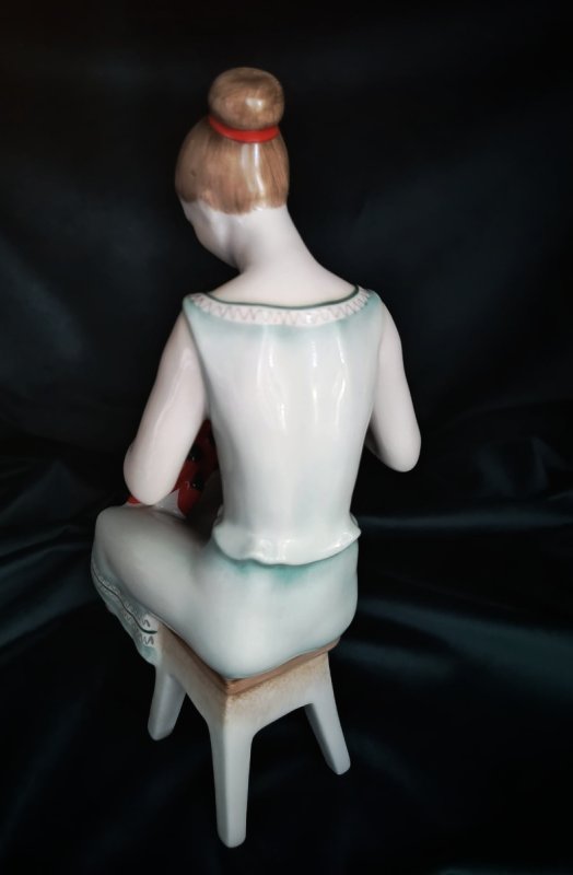 Hollohaza porcelana antyczna dziewczyna z papryką - 04