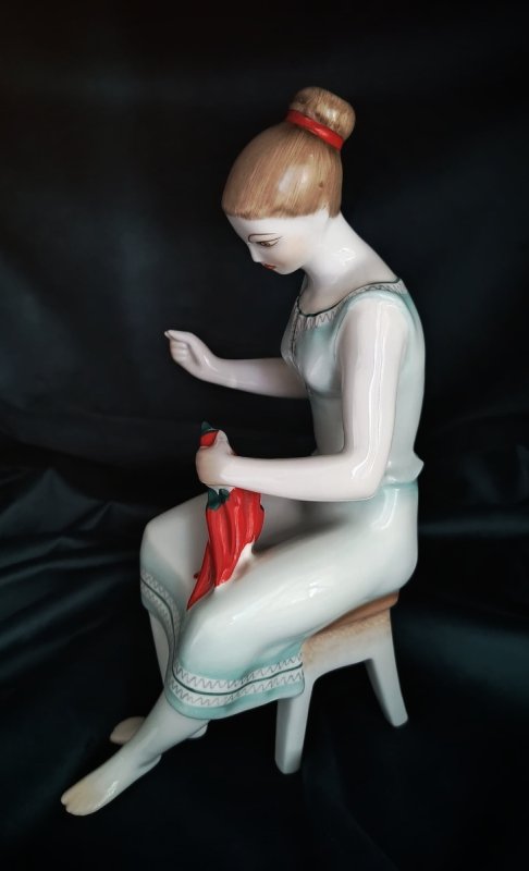 Hollohaza porcelana antyczna dziewczyna z papryką - 05