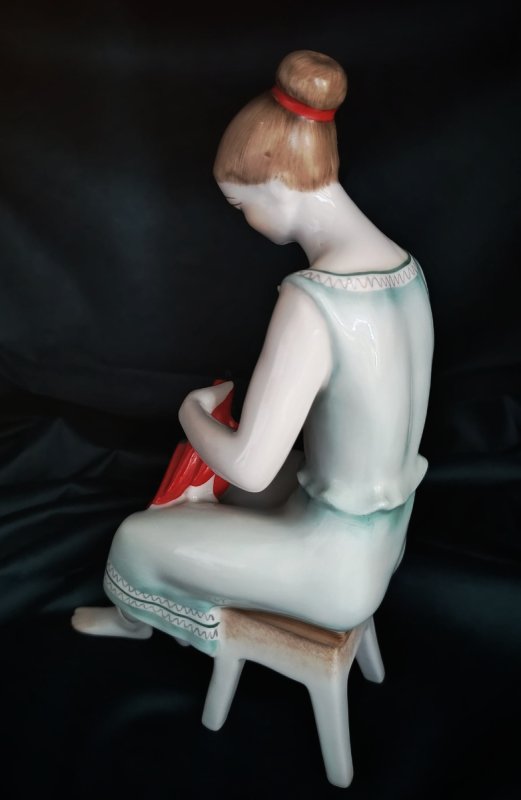 Hollohaza porcelana antyczna dziewczyna z papryką - 06