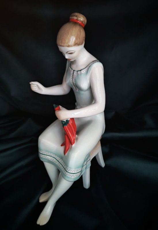 Hollohaza porcelana antyczna dziewczyna z papryką - 07
