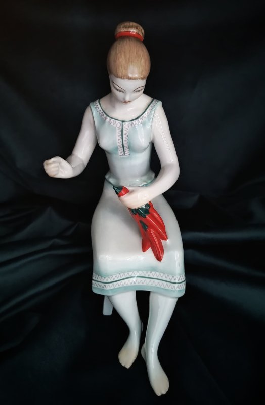 Hollohaza porcelana antyczna dziewczyna z papryką - 08
