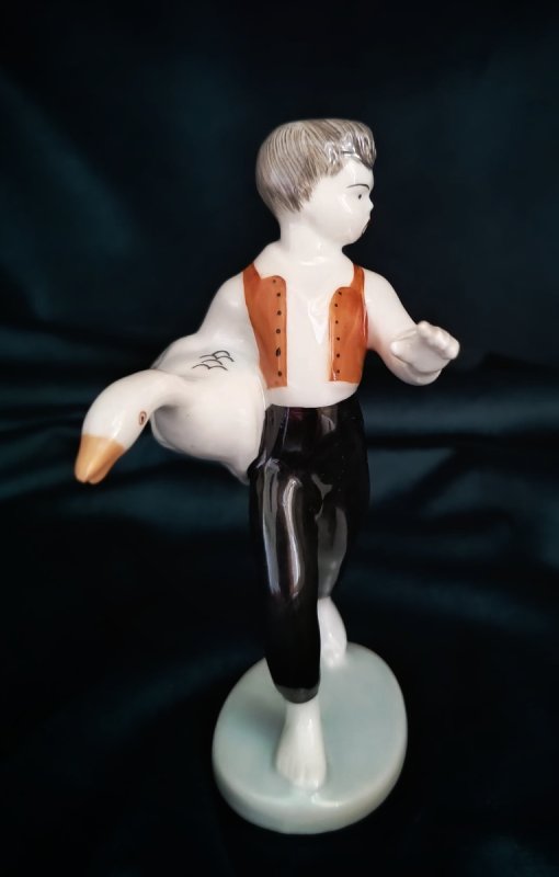 Hollohaza porcelana antyczna: chłopiec z gęsią - 01
