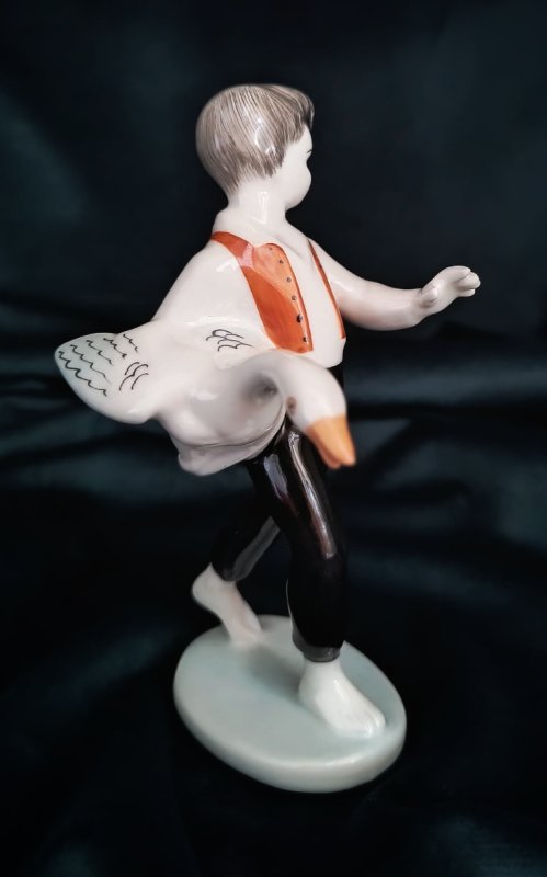 Hollohaza porcelana antyczna: chłopiec z gęsią - 02