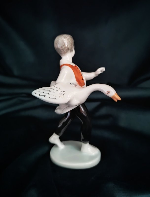 Hollohaza porcelana antyczna: chłopiec z gęsią - 03