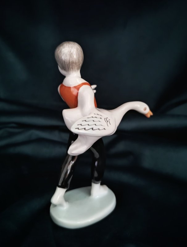 Hollohaza porcelana antyczna: chłopiec z gęsią - 04