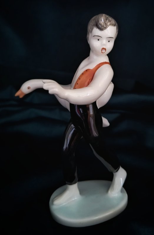 Hollohaza porcelana antyczna: chłopiec z gęsią - 07