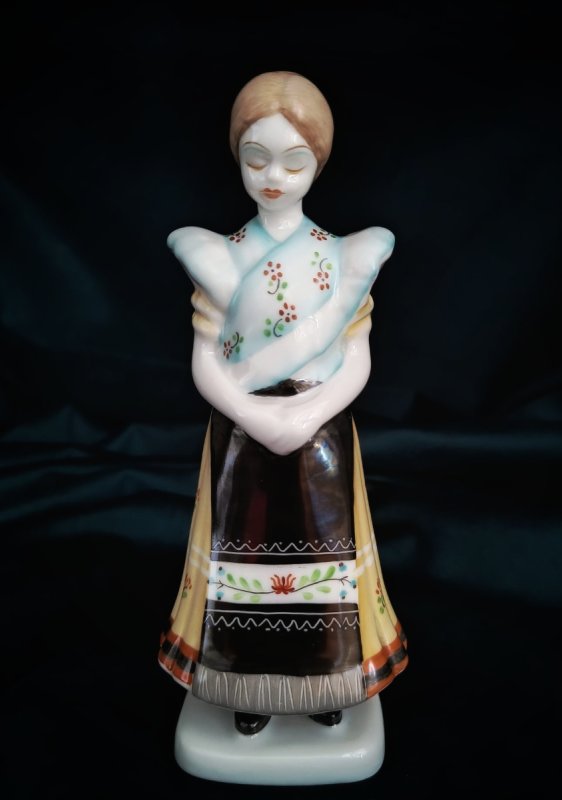 Hollohaza porcelana: dziewczyna w stroju ludowym