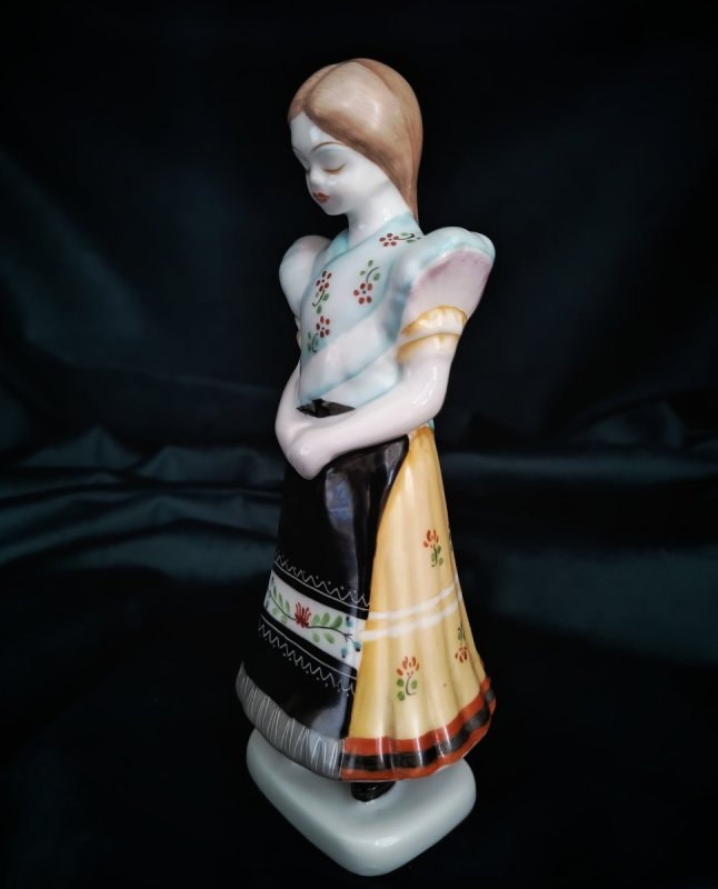 Hollohaza porcelana: dziewczyna w stroju ludowym - 01