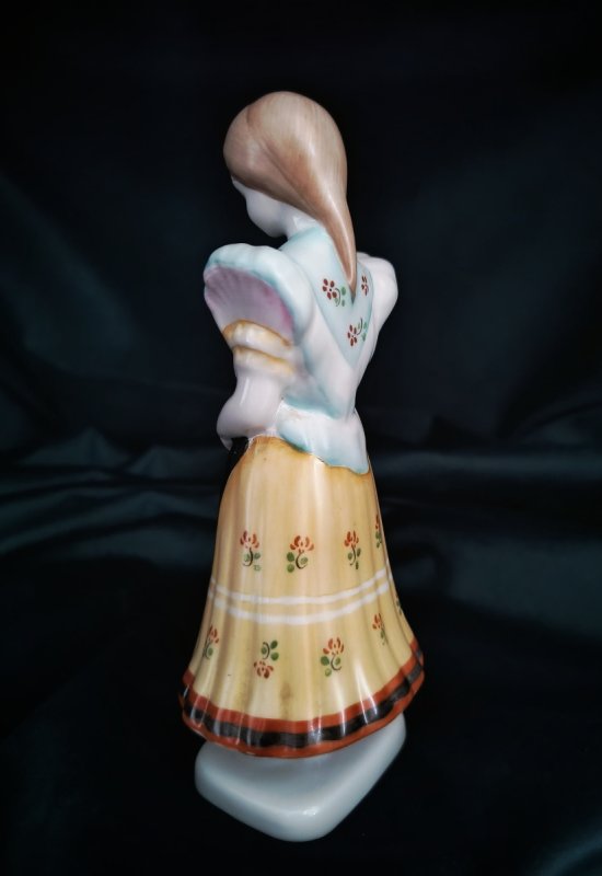 Hollohaza porcelana: dziewczyna w stroju ludowym - 02