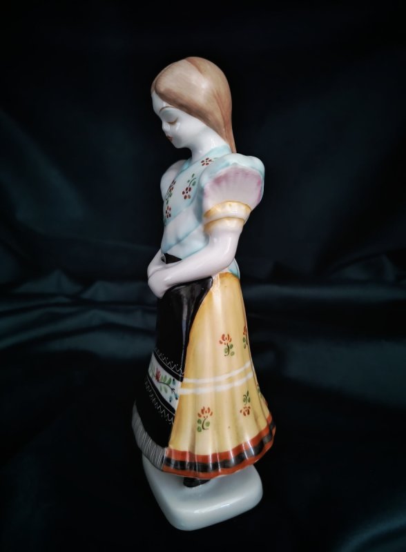 Hollohaza porcelana: dziewczyna w stroju ludowym - 03