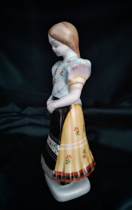 Hollohaza porcelana: dziewczyna w stroju ludowym - 04