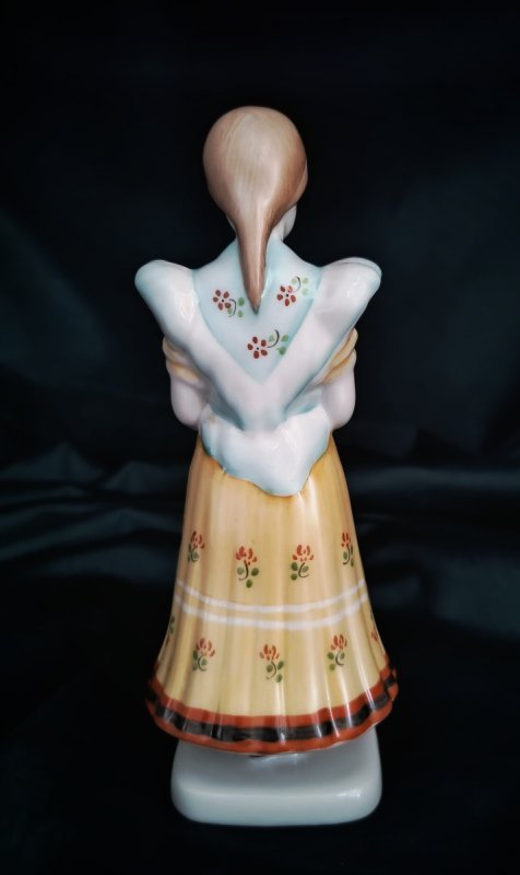 Hollohaza porcelana: dziewczyna w stroju ludowym - 05