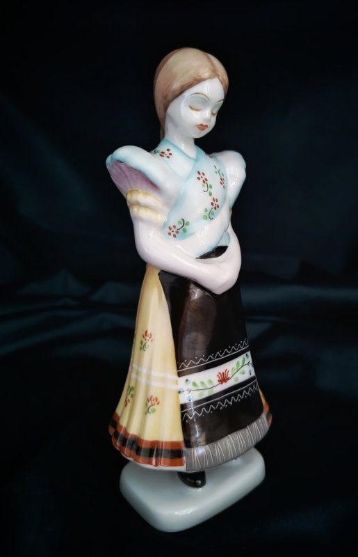 Hollohaza porcelana: dziewczyna w stroju ludowym - 07
