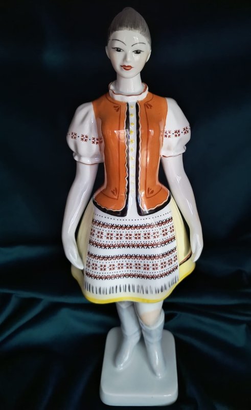 Porcelana Hollohaza: dziewczyna w stroju ludowym