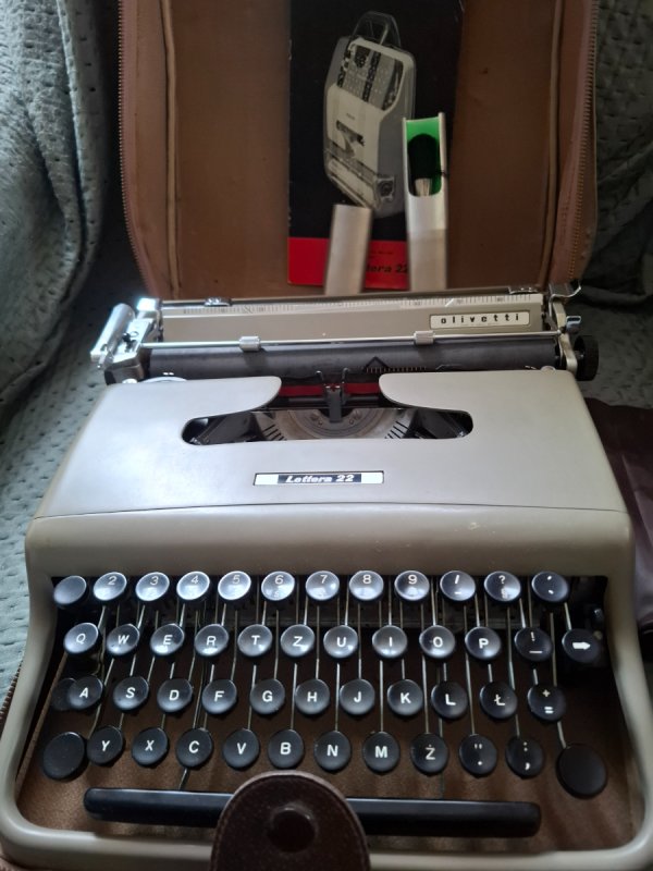 Kryształy i maszyna do pisania oraz adapter