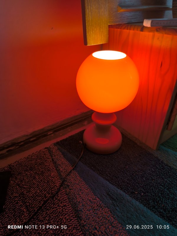 Lampa szklana czerwona .lata 70te . Stan bdb. - 02