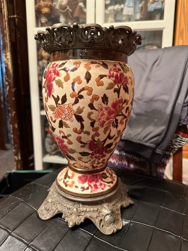 Puchar z porcelany i prawdopodobnie brązu