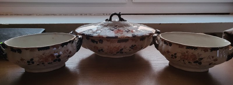 Zestaw trzech porcelanowych waz angielskich