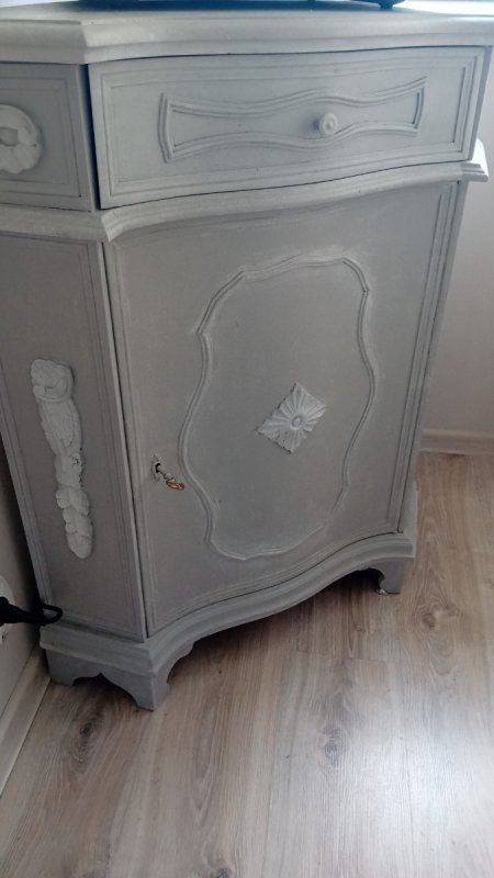 Komoda narodowa mebel z duszą