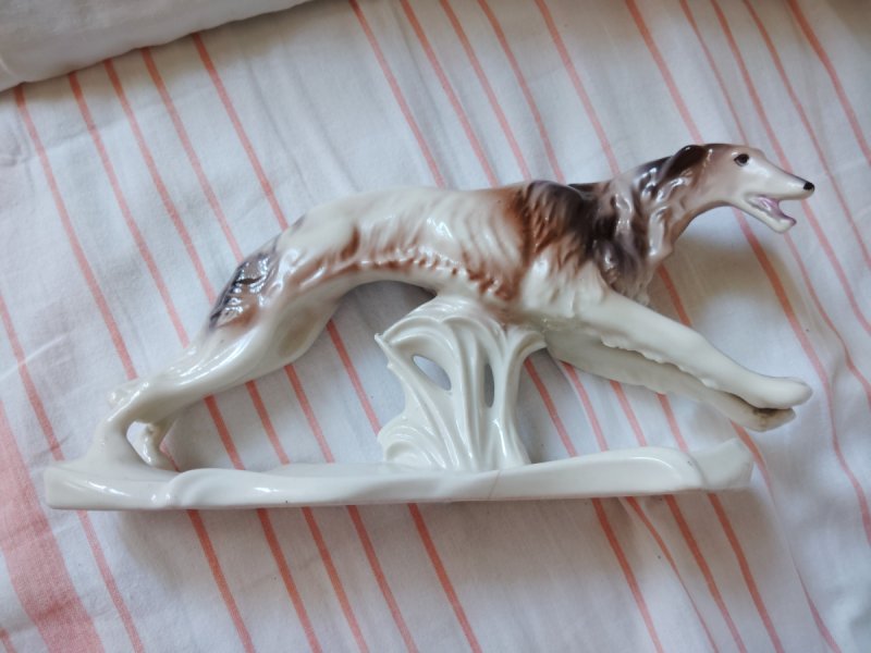 Porcelanowa figurka psa rasy chart borzoj, sygnowa