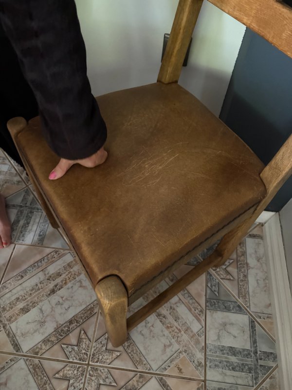 Drewniane krzesła obicie skórzane - 04