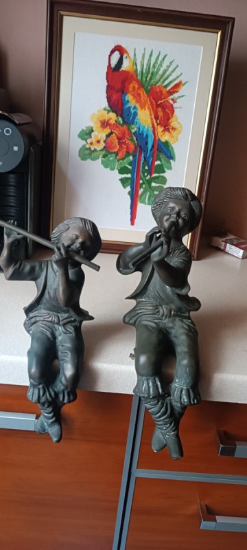 Figurka przedstawia chłopca grającego na flecie