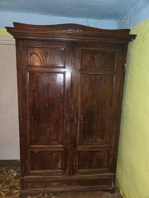 Stara drewniana szafa