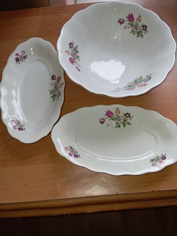 Porcelanowa misa plus dwa półmiski