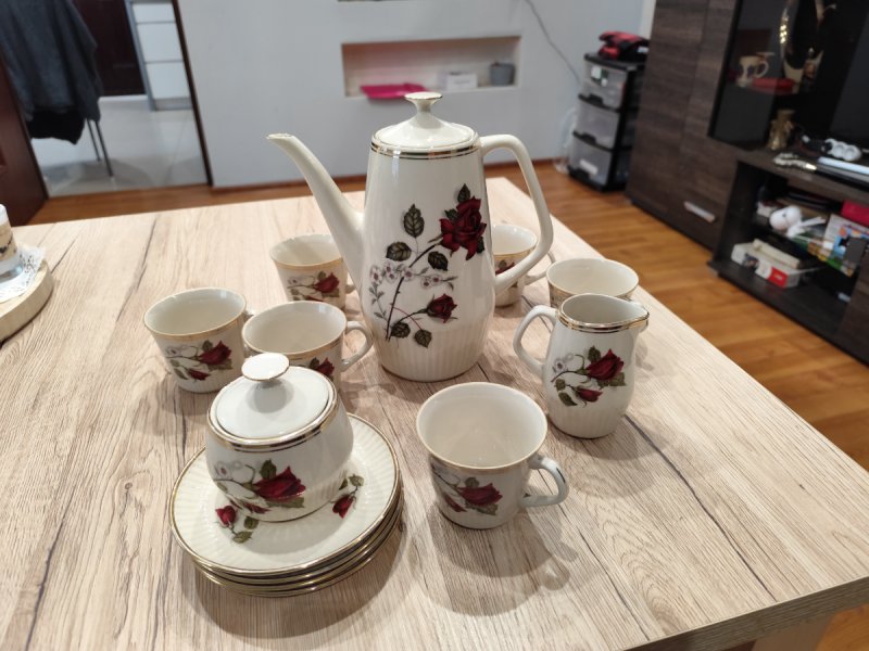 Serwis kawowy wykonany z porcelany